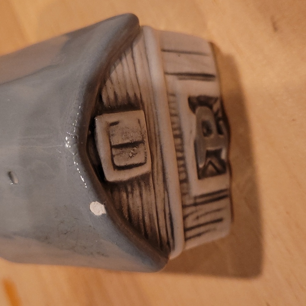 Gray Barn salt & pepper shakers - Picture 6 of 9